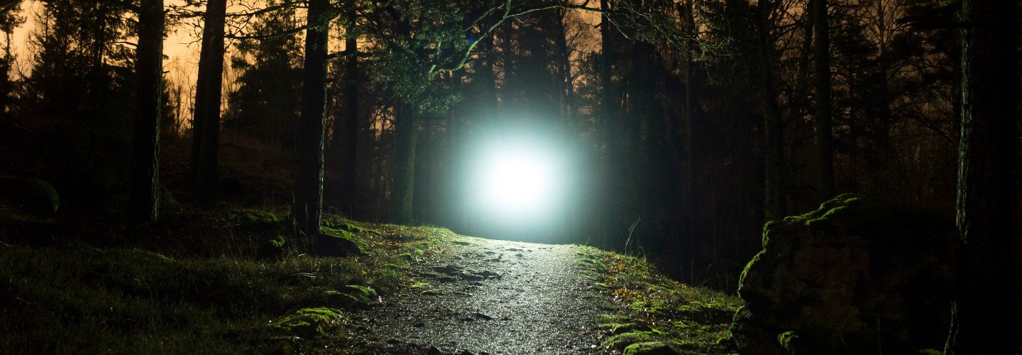 buiten lopen met zaklamp