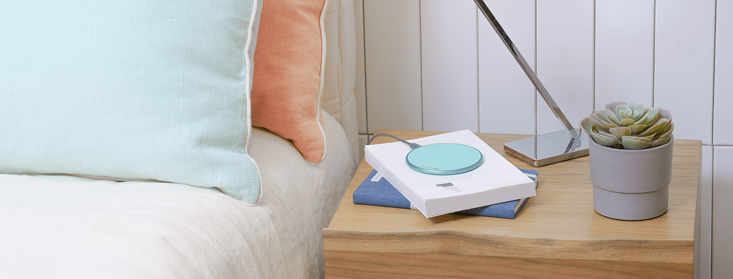 draadloos oplaadstation in de slaapkamer